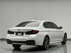 2023 BMW 5 Series 530Li Leading M Sport Package, белый — фото 8
