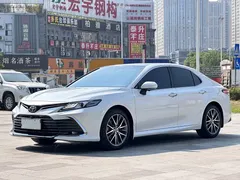 2021 Toyota Camry 2.5G Luxury, белый — фото 1