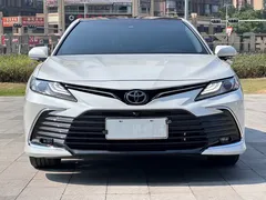 2021 Toyota Camry 2.5G Luxury, белый — фото 2