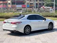 2021 Toyota Camry 2.5G Luxury, белый — фото 5