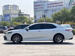 2021 Toyota Camry 2.5G Luxury, белый — фото 6