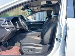 2021 Toyota Camry 2.5G Luxury, белый — фото 7