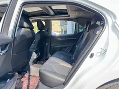 2021 Toyota Camry 2.5G Luxury, белый — фото 8