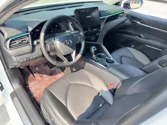 2021 Toyota Camry 2.5G Luxury, белый — фото 9