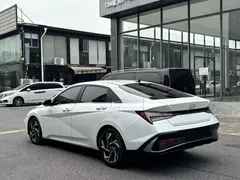 2023 Hyundai Elantra 1.5L CVT LUX Premium, белый — фото 12