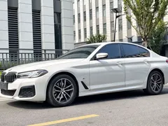 2022 BMW 5 Series 525i M Sport Package, белый — фото 1