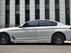 2022 BMW 5 Series 525i M Sport Package, белый — фото 2