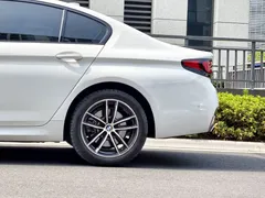2022 BMW 5 Series 525i M Sport Package, белый — фото 9