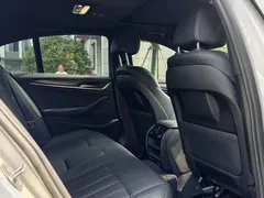 2022 BMW 5 Series 525i M Sport Package, белый — фото 15
