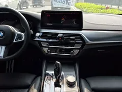 2022 BMW 5 Series 525i M Sport Package, белый — фото 17