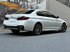 2022 BMW 5 Series 530Li Leading M Sport Package, белый — фото 2