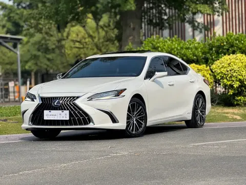 2021 Lexus ES 300h Premium