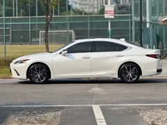 2021 Lexus ES 300h Premium, белый — фото 3