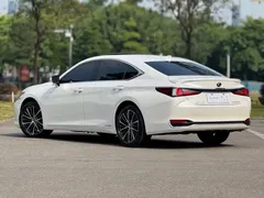 2021 Lexus ES 300h Premium, белый — фото 4