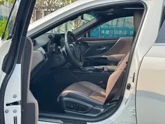 2021 Lexus ES 300h Premium, белый — фото 5
