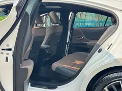 2021 Lexus ES 300h Premium, белый — фото 8