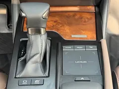 2021 Lexus ES 300h Premium, белый — фото 11