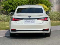2021 Lexus ES 300h Premium, белый — фото 14