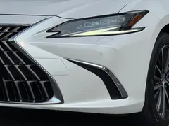 2021 Lexus ES 300h Premium, белый — фото 15
