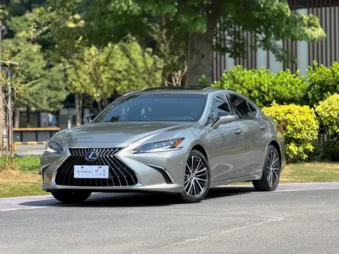 2021 Lexus ES 300h Hybrid Premium