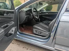 2022 Volkswagen Passat 330TSI Premium, синий — фото 10