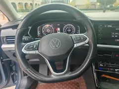 2022 Volkswagen Passat 330TSI Premium, синий — фото 13