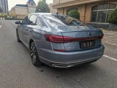 2022 Volkswagen Passat 330TSI Premium, синий — фото 18