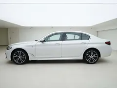 2022 BMW 5 Series 530Li xDrive M Sport Package, белый — фото 3