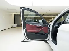 2022 BMW 5 Series 530Li xDrive M Sport Package, белый — фото 16