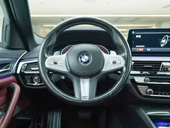 2022 BMW 5 Series 530Li xDrive M Sport Package, белый — фото 17