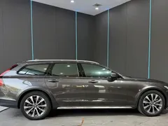 2022 Volvo V90 Cross Country B5 AWD — фото 4