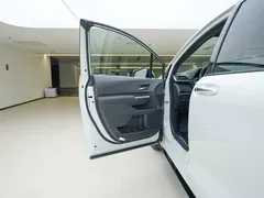 2021 Toyota Sienna 2.5L Hybrid Ultimate, белый — фото 16
