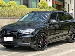 2021 Audi Q7 55 TFSI quattro S line Sport, чёрный — фото 1