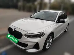 2022 BMW 1 Series 120i M Sport, белый — фото 1