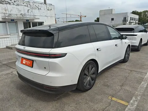 2025 Li Auto i8 Standard
