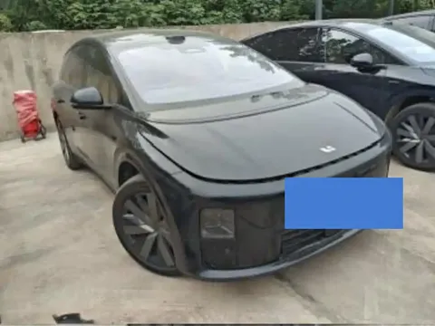 2025 Li Auto i8 Standard