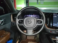 2022 Volvo XC60 4WD Luxury, белый — фото 3