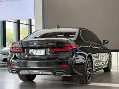 2021 BMW 5 Series 530Li Premium M Sport Package, чёрный — фото 5