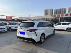 2021 Toyota Sienna 2.5L Hybrid Platinum, белый — фото 9