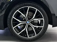2022 BMW 5 Series 525i M Sport Package, чёрный — фото 20