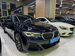 2022 BMW 5 Series 525Li M Sport Package, чёрный — фото 3
