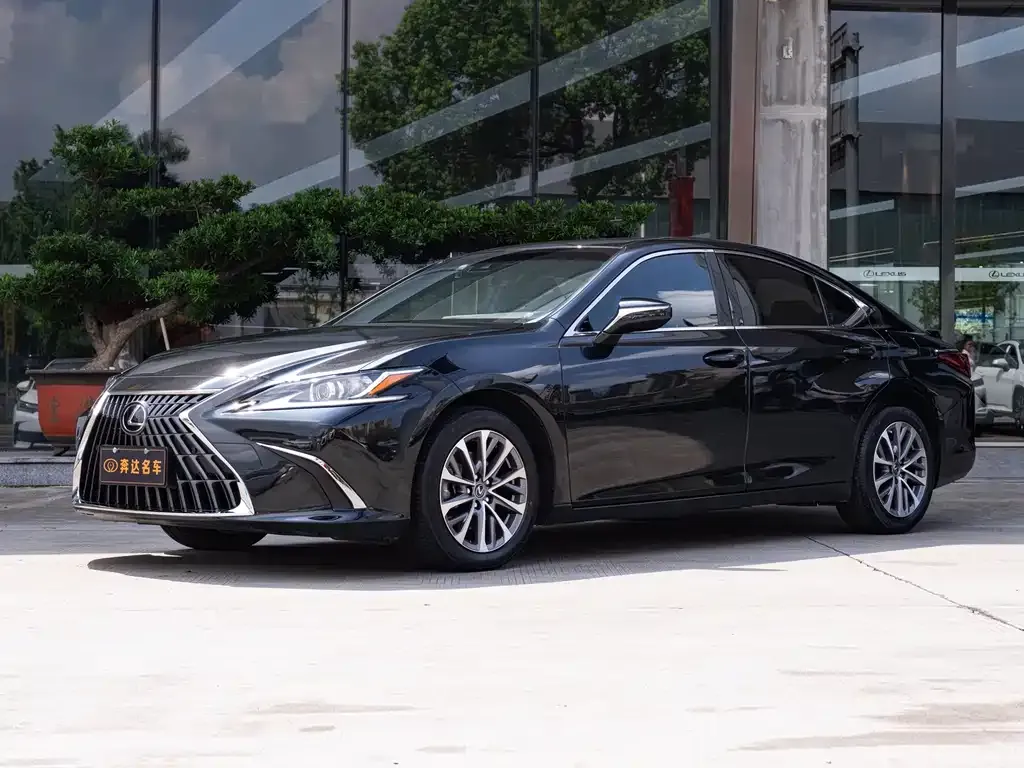 2022 Lexus ES 300h Excellence