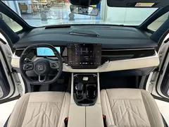 2024 Zeekr 009 6-Seat Executive 4WD 108kWh, белый — фото 20