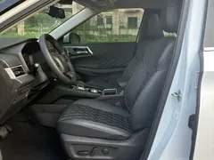 2023 Mitsubishi Outlander 1.5T CVT 2WD Premium 7-seat, белый — фото 6