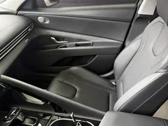 2022 Hyundai Elantra 1.5L CVT LUX Premium — фото 18
