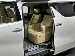 2021 Toyota Alphard Hybrid 2.5L Luxury, белый — фото 17