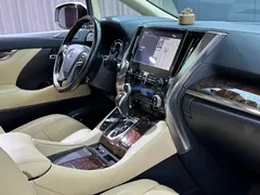 2021 Toyota Alphard Hybrid 2.5L Luxury, белый — фото 30