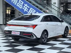2023 Hyundai Elantra 1.5L CVT LUX Premium, белый — фото 4