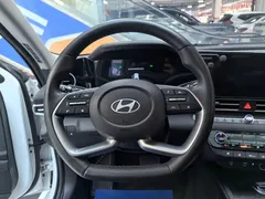 2023 Hyundai Elantra 1.5L CVT LUX Premium, белый — фото 7