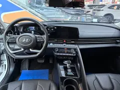 2023 Hyundai Elantra 1.5L CVT LUX Premium, белый — фото 8